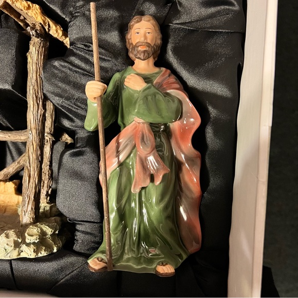 Royal Doulton Nativity Set - Picture 4 of 6